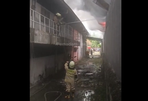 Kebakaran Pabrik di Kapuk Cengkareng, 80 Personel Damkar Berjibaku Padamkan Api